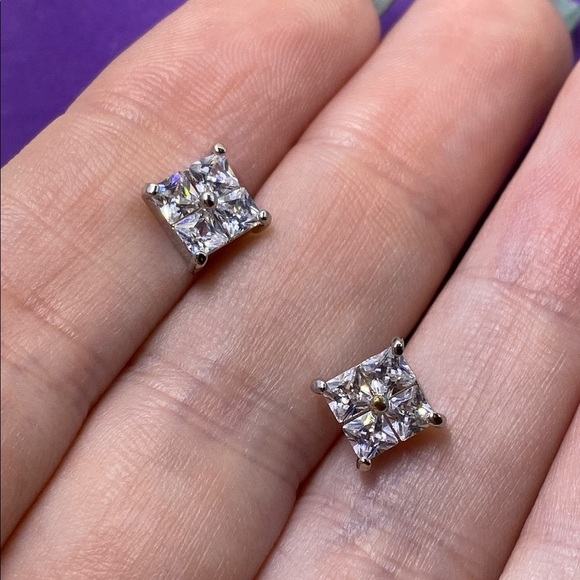 💛 Classic Silver Crystal Stud Earrings - Picture 3 of 4